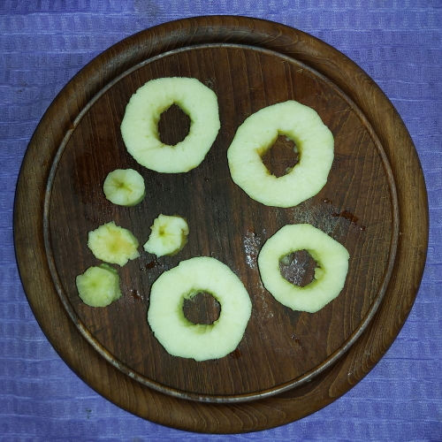 3. Snijd de appel in schijfjes